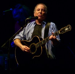Paul_Simon_at_the_9-30_Club_(b)